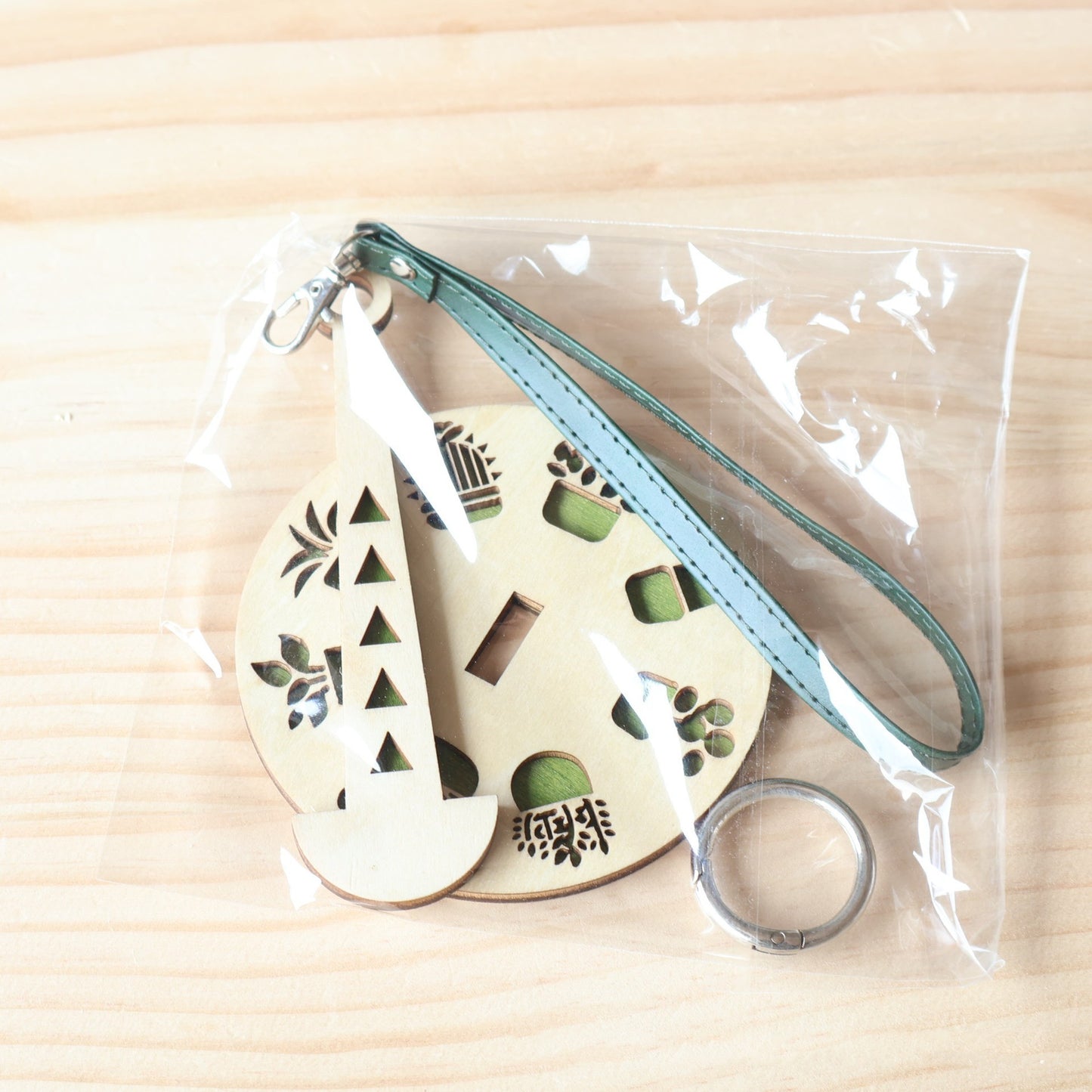 Tragbarer Garnhalter fürs Handgelenk, handgefertigt aus Holz