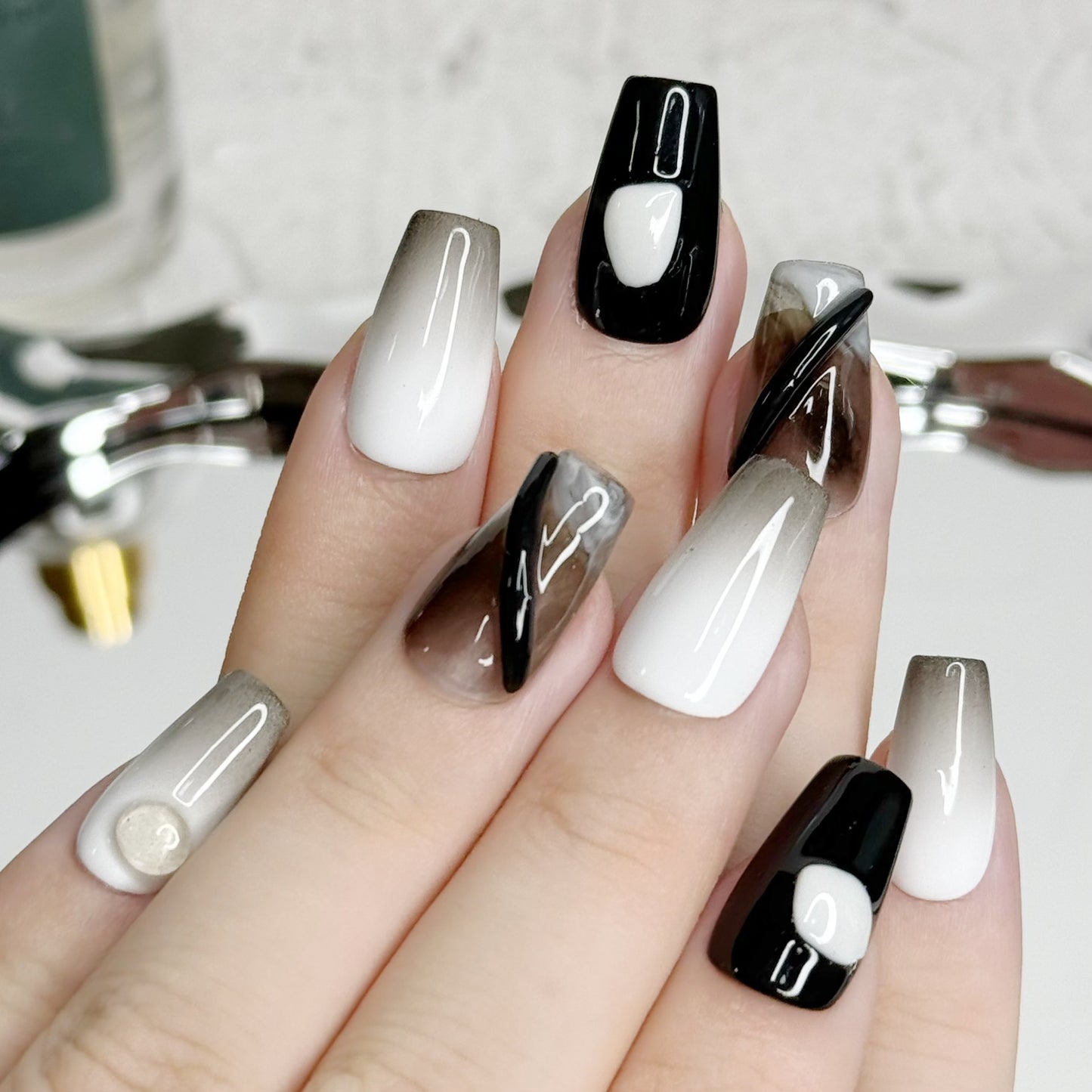 Women's Black And White Blooming T-shaped Manicure