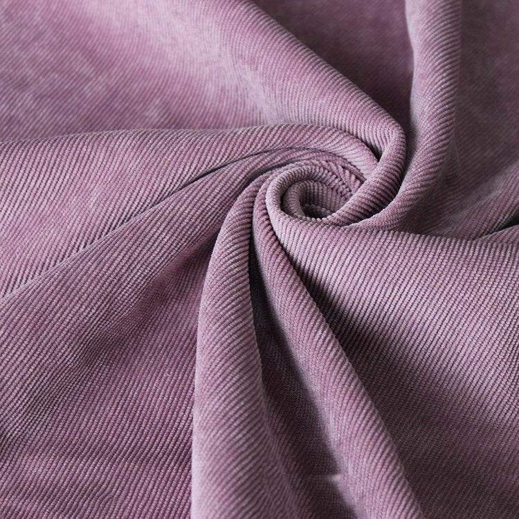 Modische Kleidung Hosenanzug mit Punkten aus Cord