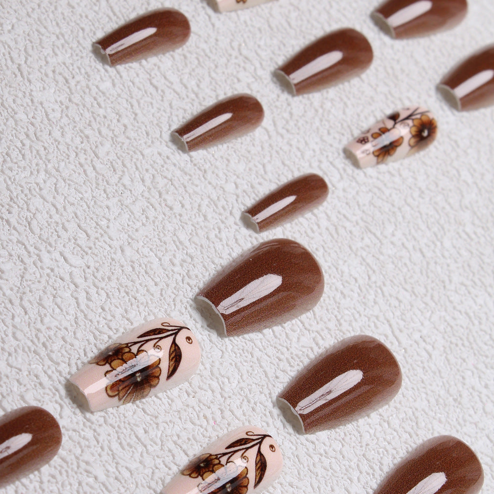 Hochwertiges, handgefertigtes Nageldesign im angesagten Girl-Stil