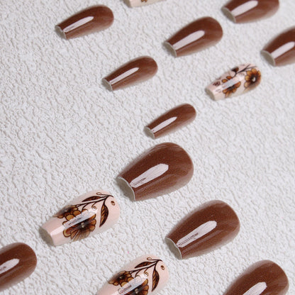 Hochwertiges, handgefertigtes Nageldesign im angesagten Girl-Stil