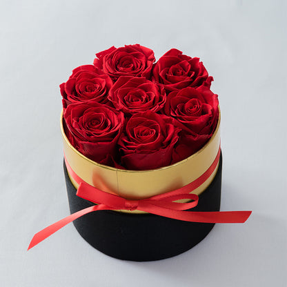 Herzförmiger Blumentopf mit Trockenblumen