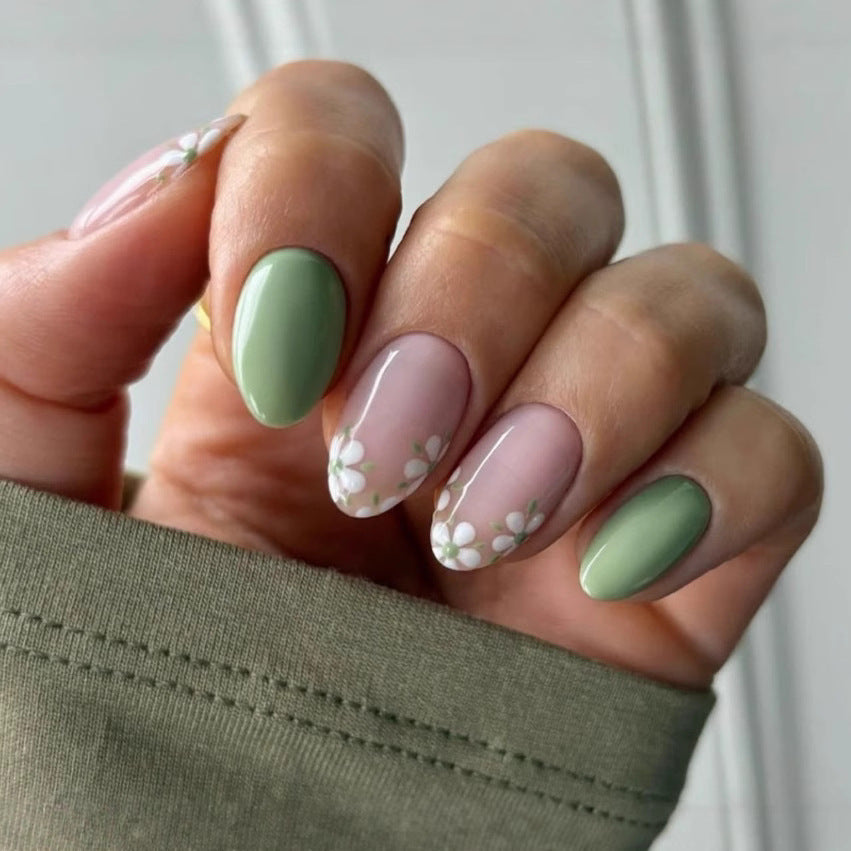 Neue, schlichte, niedliche, kleine weiße Blume, langer grüner Abschnitt