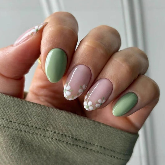 Neue, schlichte, niedliche, kleine weiße Blume, langer grüner Abschnitt