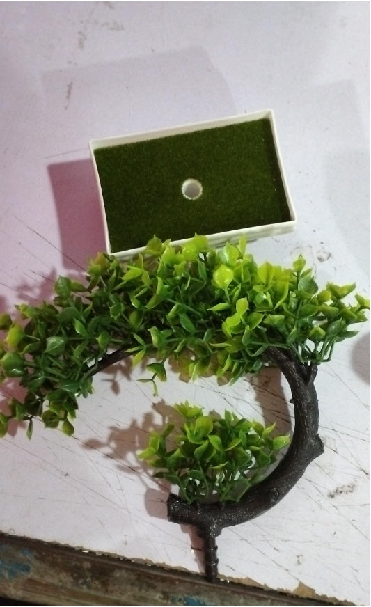 Bonsai aus Plastik mit künstlichen Blumen