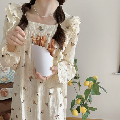 Nachthemd aus Baumwollgarn mit Blumenmuster, Rüschen und eckigem Kragen