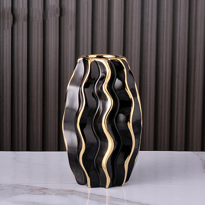 Einfache, kreative Vase mit Wasserkulturblumen