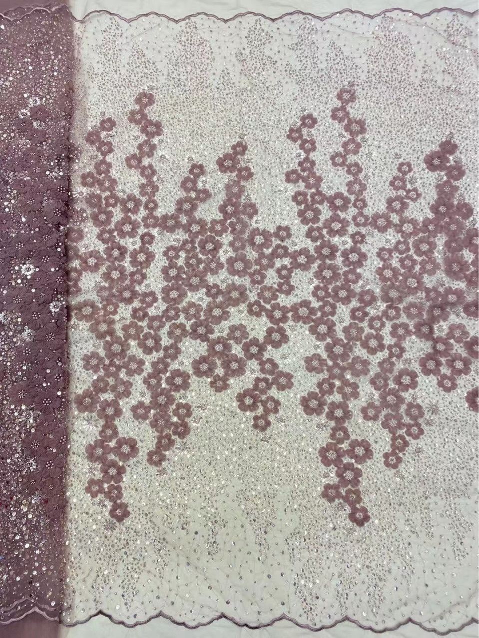 Besticktes Netzgewebe, dreidimensionales modernes Kleid, perlenbesetzter Hochzeitsstoff