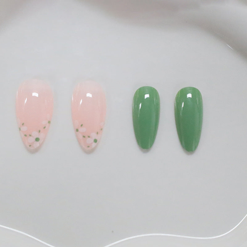 Neue, schlichte, niedliche, kleine weiße Blume, langer grüner Abschnitt