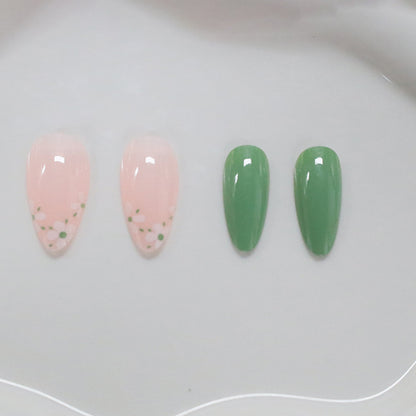 Neue, schlichte, niedliche, kleine weiße Blume, langer grüner Abschnitt