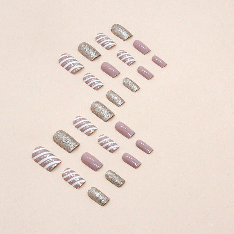 Champagnerfarbene Weihnachts-Twill-Maniküre, mittellang