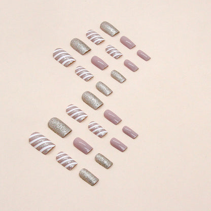 Champagnerfarbene Weihnachts-Twill-Maniküre, mittellang