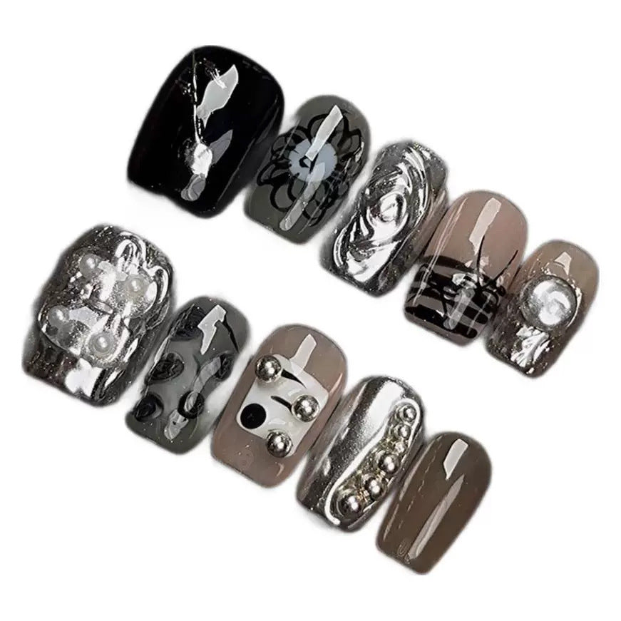 Handgefertigte Maniküre mit Goldpuder für den Nagellack im Heavy-Industrial-Stil