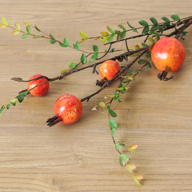 Künstliche Granatapfelfrüchte für Wohnzimmer-TV-Schrank