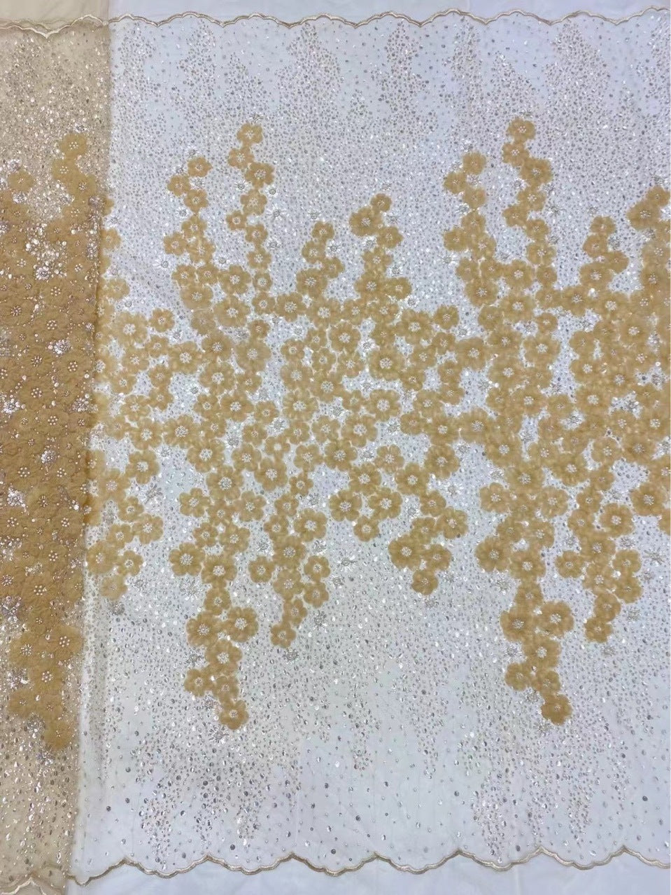 Besticktes Netzgewebe, dreidimensionales modernes Kleid, perlenbesetzter Hochzeitsstoff