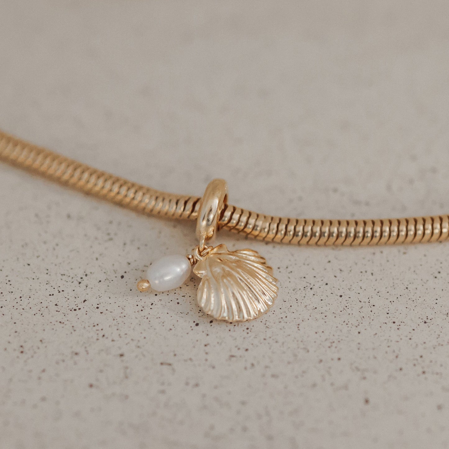 Clam shell - Dangle Charm 4 mm with Bracelet - Polished Gold-Plated Sterling Silver with 1 Freshwater Pearl