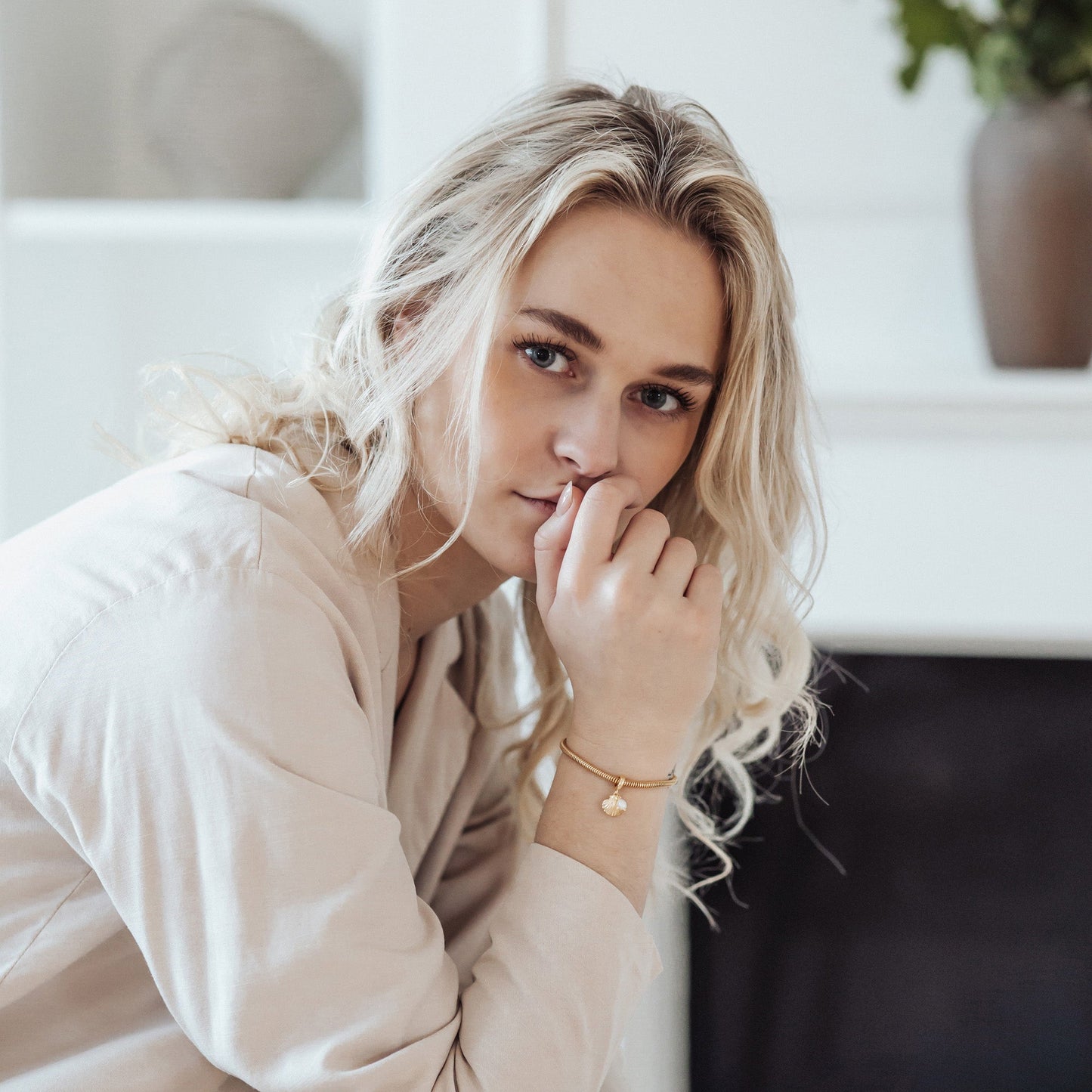 Clam shell - Dangle Charm 4 mm with Bracelet - Polished Gold-Plated Sterling Silver with 1 Freshwater Pearl