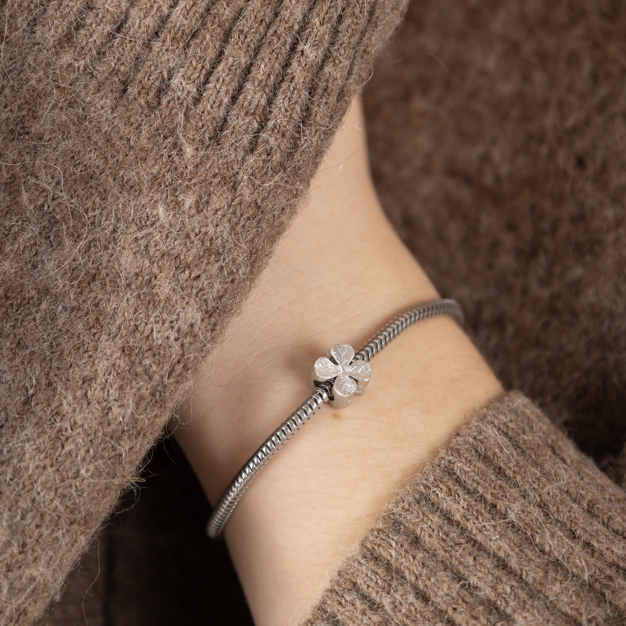 Four Leaf Clover - Charm 4 mm with Bracelet - Børstet Sterling Sølv