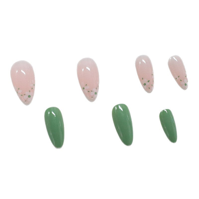 Neue, schlichte, niedliche, kleine weiße Blume, langer grüner Abschnitt