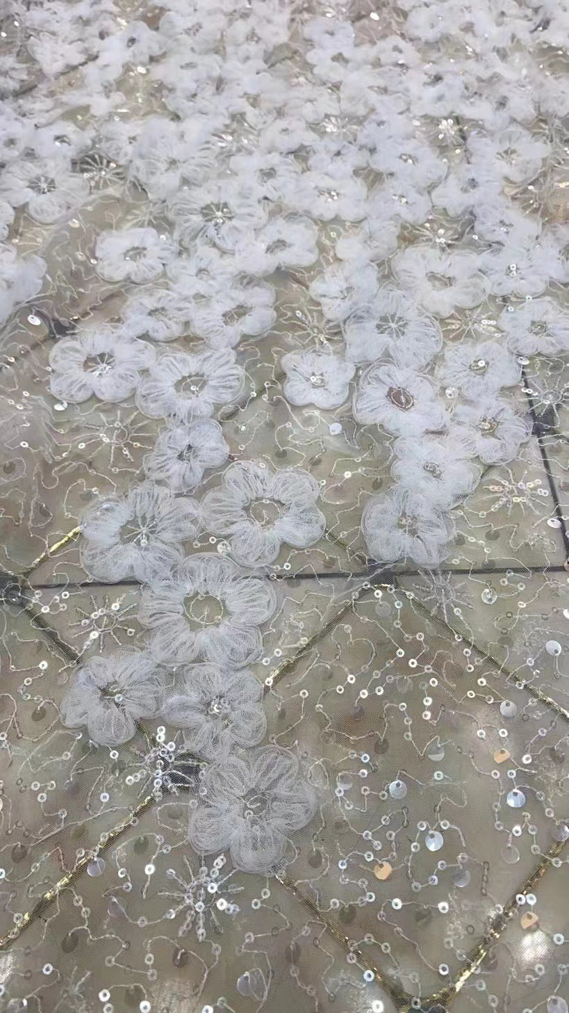 Besticktes Netzgewebe, dreidimensionales modernes Kleid, perlenbesetzter Hochzeitsstoff