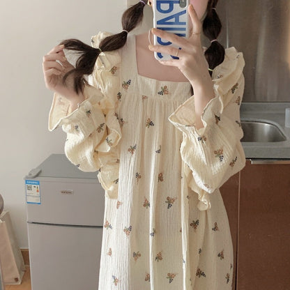 Nachthemd aus Baumwollgarn mit Blumenmuster, Rüschen und eckigem Kragen