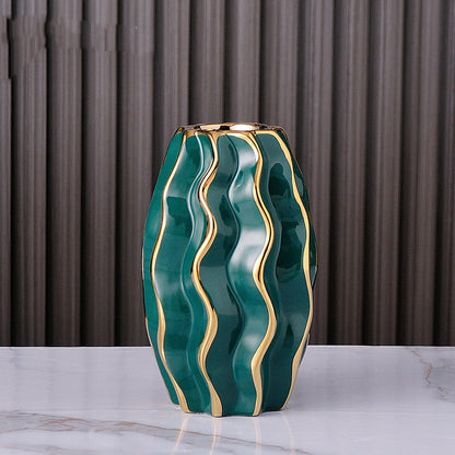 Einfache, kreative Vase mit Wasserkulturblumen