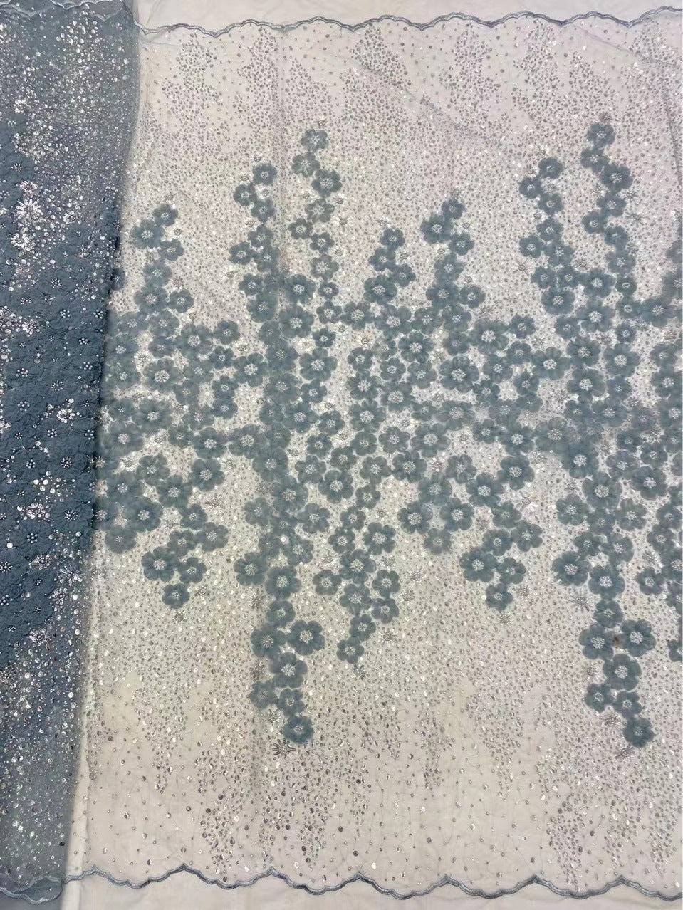 Besticktes Netzgewebe, dreidimensionales modernes Kleid, perlenbesetzter Hochzeitsstoff