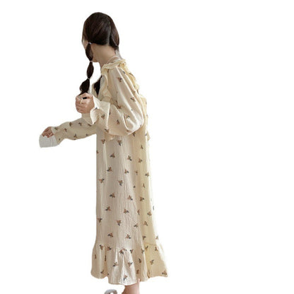 Nachthemd aus Baumwollgarn mit Blumenmuster, Rüschen und eckigem Kragen