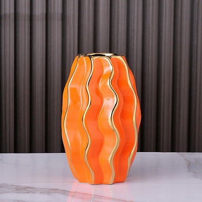 Einfache, kreative Vase mit Wasserkulturblumen