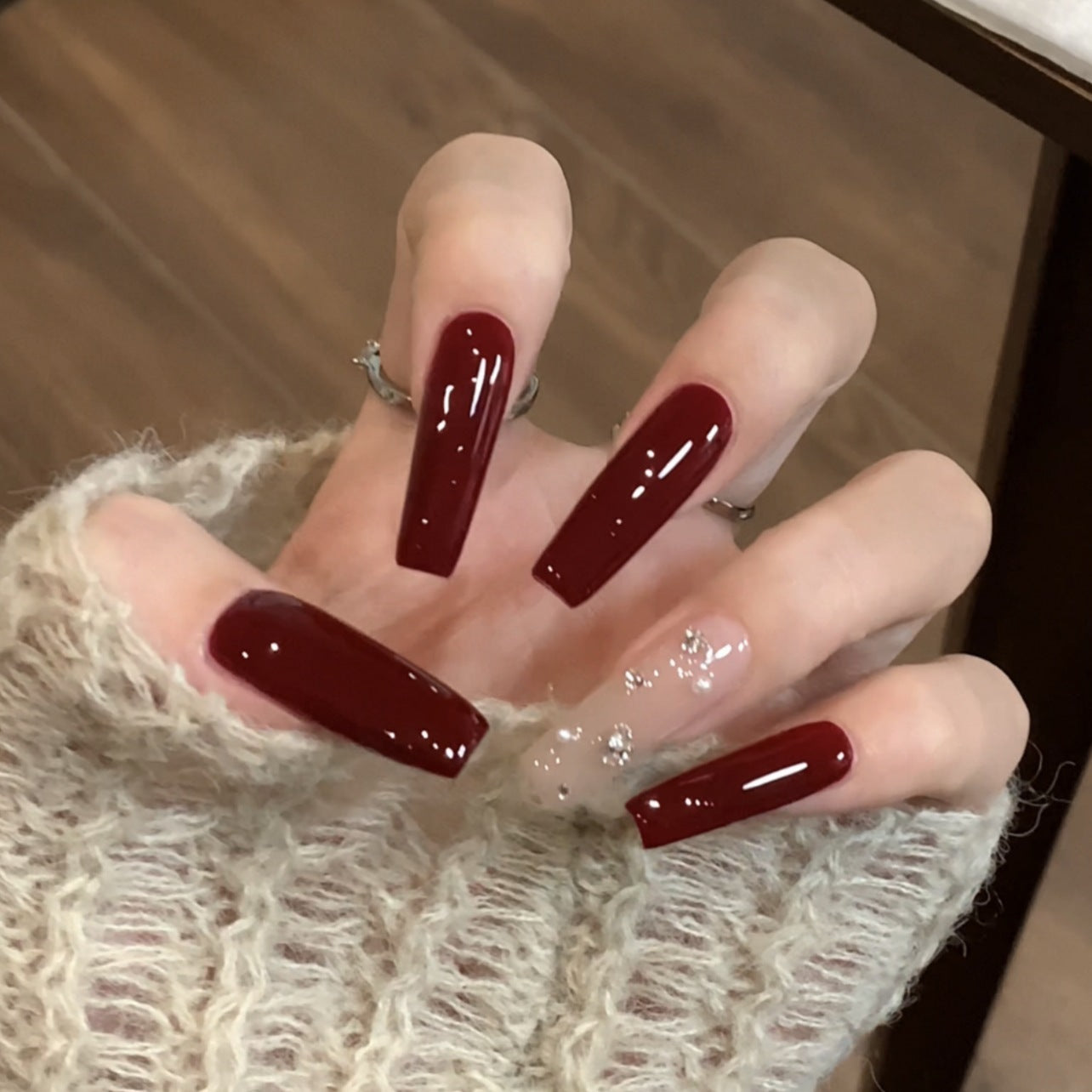 Ultralanger, reiner weinroter, schlichter, handgefertigter Schutzanzug