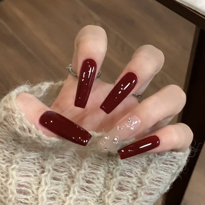 Ultralanger, reiner weinroter, schlichter, handgefertigter Schutzanzug