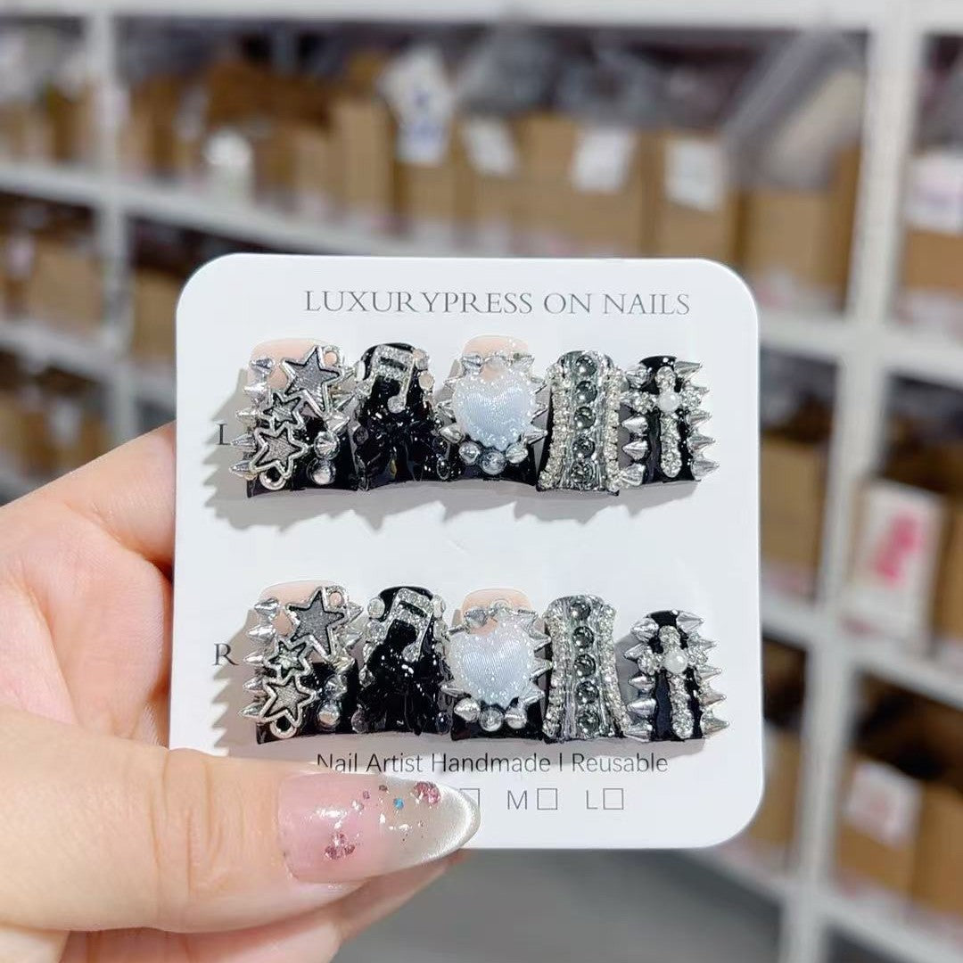 Handgefertigte Rüstung für Damen mit persönlicher Note