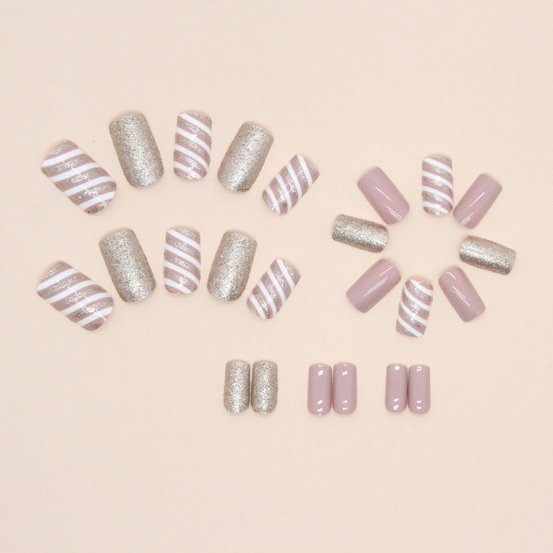 Champagnerfarbene Weihnachts-Twill-Maniküre, mittellang