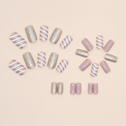 Champagnerfarbene Weihnachts-Twill-Maniküre, mittellang