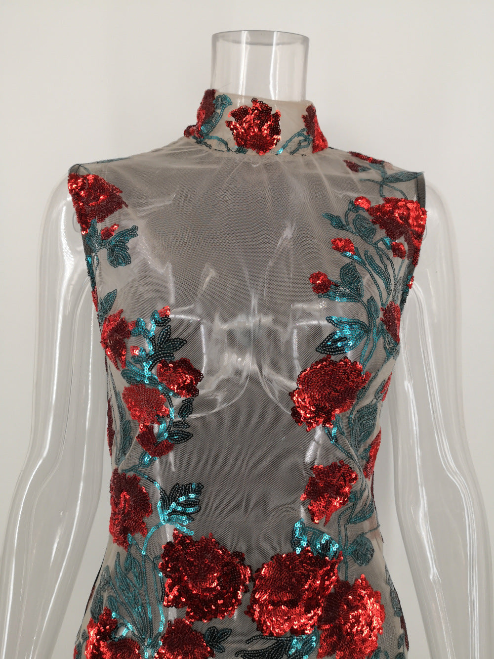 Ärmelloses Kleid aus Netzgarn, Blumenstickerei und Pailletten