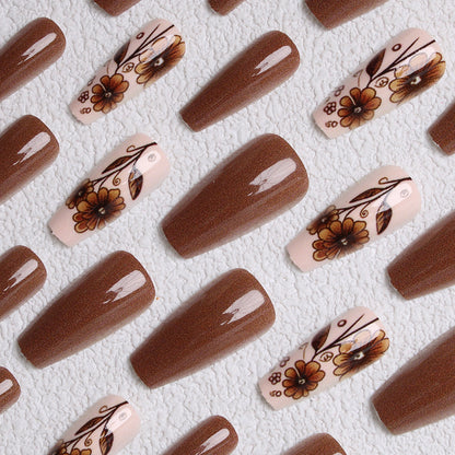 Hochwertiges, handgefertigtes Nageldesign im angesagten Girl-Stil