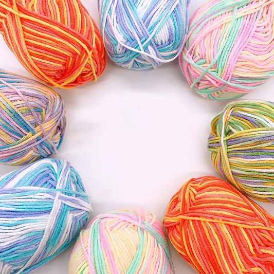 Strickknäuel aus gefärbtem Milchbaumwollgarn mit Ananas-Motiv